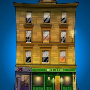 Op de afbeelding: Illustratie van een gebouw van drie verdiepingen met een pub op de begane grond. Het gebouw heeft een gevel van bruin baksteen, met ramen op elke verdieping. De pub, "The Pot Still", heeft een groene luifel en deur. De lucht is diepblauw.