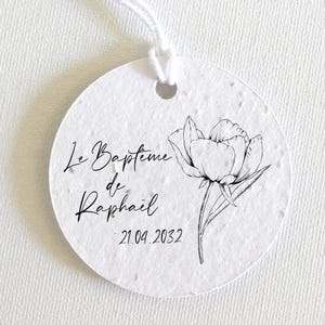 Étiquettes baptême personnalisées à planter.  Élégantes étiquettes baptême fabriquées à partir de papier ensemencé.  Modèle: Pivoine