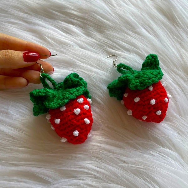 Boucles d’oreilles Knit Strawberry Dangle, Boucles d’oreilles aux fruits mignons, Boucles d’oreilles rouges mignonnes, Boucles d’oreilles Kawaii, Kawaii, Accessoires aux fraises, Cadeau pour elle