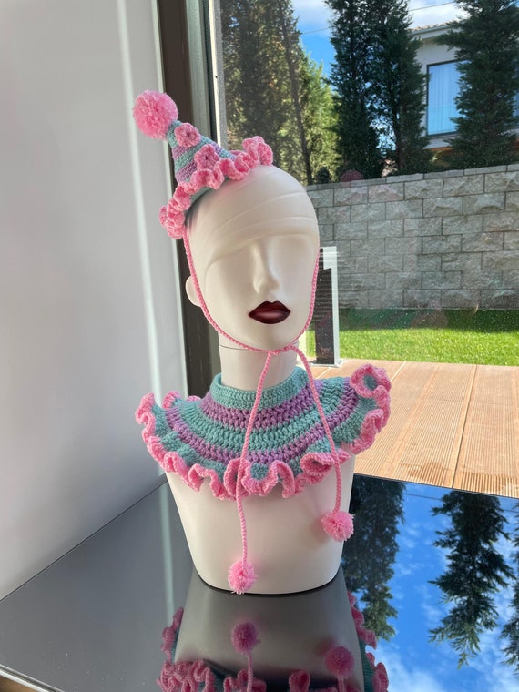 Crochet Pastel Jester Clown Set, Pink Blue Lilac Circus Collar with Pompoms, Cute Clown Hat and Collar, Clown core Cosplay Costume Neck Ruff