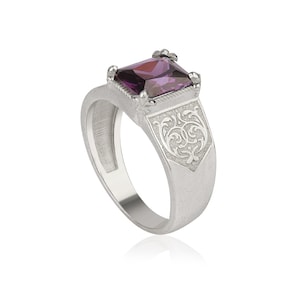 Radiant cut amethyst ring with engraved motifs - decoupage