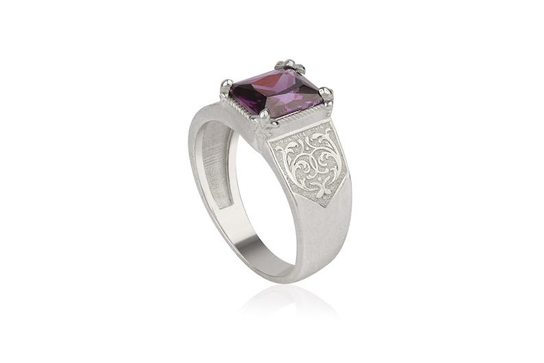Radiant cut amethyst ring with engraved motifs - decoupage