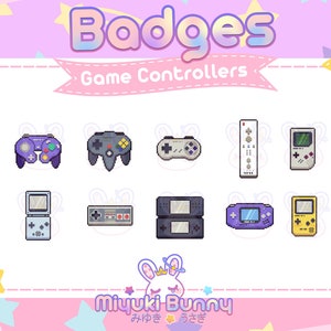 Op de afbeelding: Een set van negen pixel art badges met verschillende gamecontrollers, waaronder een paarse GameCube-controller, een grijze Nintendo 64-controller, een grijze PlayStation-controller, een witte Wii-remote, een grijze Game Boy, een grijze Game Boy Color, een grijze NES-controller, een zwarte Nintendo DS, een paarse Game Boy Advance en een gele Game Boy Color. De badges zijn gerangschikt in een raster op een witte achtergrond met een roze rand en de tekst "Badges Game Controllers" bovenaan.
