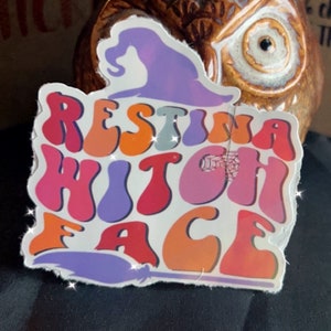 Restin A Witch Face, waterdichte holografische Halloween-sticker. Leuke Halloween-sticker, herfststicker, spookachtige sticker spooksticker