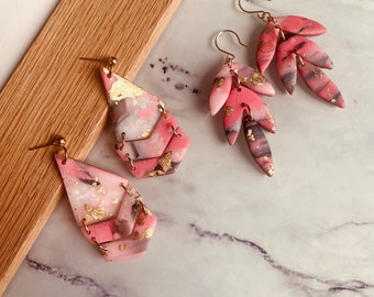 Boucles d'oreille rose feuilles d'or en argile polymère