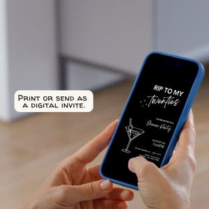 K&ouml;nnte beinhalten: Ein Smartphone mit blauem Geh&auml;use zeigt eine digitale Einladung f&uuml;r eine "Dinner Party" mit dem Text "RIP TO MY Twenties". Die Einladung enth&auml;lt eine Martini-Glas-Grafik und Veranstaltungsdetails. Der Text "PRINT OR SEND AS A DIGITAL INVITE" ist ebenfalls enthalten.