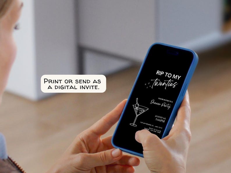 K&ouml;nnte beinhalten: Ein Smartphone mit blauem Geh&auml;use zeigt eine digitale Einladung f&uuml;r eine "Dinner Party" mit dem Text "RIP TO MY Twenties". Die Einladung enth&auml;lt eine Martini-Glas-Grafik und Veranstaltungsdetails. Der Text "PRINT OR SEND AS A DIGITAL INVITE" ist ebenfalls enthalten.