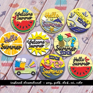 Puede incluir: Una colección de letreros redondos de madera con temática de verano. Cada letrero presenta diseños coloridos y las palabras "Welcome Summer", "Hello Summer" o "Summer Time". Los diseños incluyen una sandía, gafas de sol y un camión.