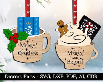 Könnte beinhalten: Zwei hölzerne Weihnachtsornamente in Form von Bechern. Ein Becher hat einen roten Stechpalmenzweig und den Text "Merry Christmas". Der andere Becher hat einen Lebkuchenmann und Schlagsahne und den Text "Merry and Bright".