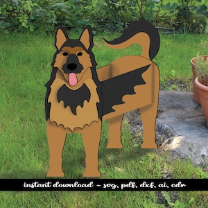 Puede incluir: Un jardinera de madera con forma de perro pastor alemán, en marrón, negro y beige. El perro tiene la lengua fuera y está sobre hierba verde. El texto "instant download" está en la parte inferior. Ideal para el jardín.