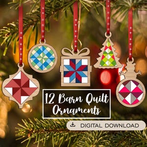 Peut inclure: Cinq ornements en bois avec des motifs de courtepointe géométriques en rouge, bleu, vert et rose, suspendus par des rubans rouges. Le texte 12 Barn Quilt Ornaments et Digital Download est visible. Chaque ornement a une forme unique.