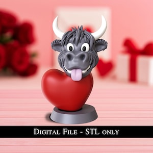 Puede incluir: Una escultura caprichosa de un toro gris con cuernos blancos y una lengua rosa, apoyada en un corazón rojo. La base es gris. El texto "DIGITAL FILE - STL ONLY" está en la parte inferior.