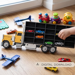 Puede incluir: Un camión de juguete de madera amarillo y negro con un remolque de múltiples compartimentos diseñado para guardar coches de juguete pequeños. El remolque tiene una rejilla de ranuras rectangulares. El texto DIGITAL DOWNLOAD es visible.