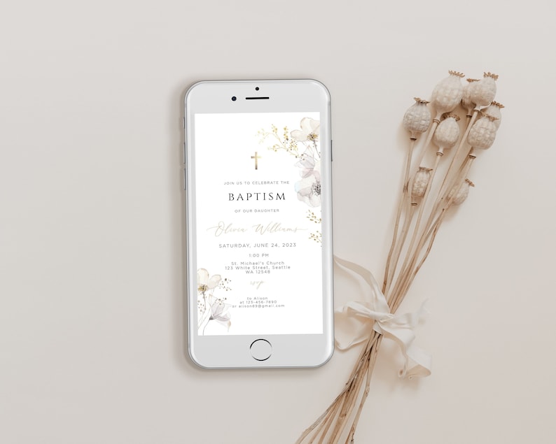 Puede incluir: Un tel&eacute;fono inteligente muestra una invitaci&oacute;n de bautizo con detalles florales. El texto de la invitaci&oacute;n incluye "BAPTISM" y "Olivia Williams", con la fecha del 24 de junio de 2023. Flores secas con una cinta blanca en el fondo.