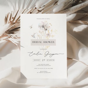 Puede incluir: Una tarjeta blanca con un dise&ntilde;o floral de acuarela y el texto "PLEASE JOIN US FOR A BRIDAL SHOWER HONORING Emilie Gueyon AUGUST 27 AT 6:00 PM THE ROUND BARN LEXINGTON KENTUCKY RSVP TO JULIE AT 121-416-2890 REGISTERED AT TARGET & AMAZON"