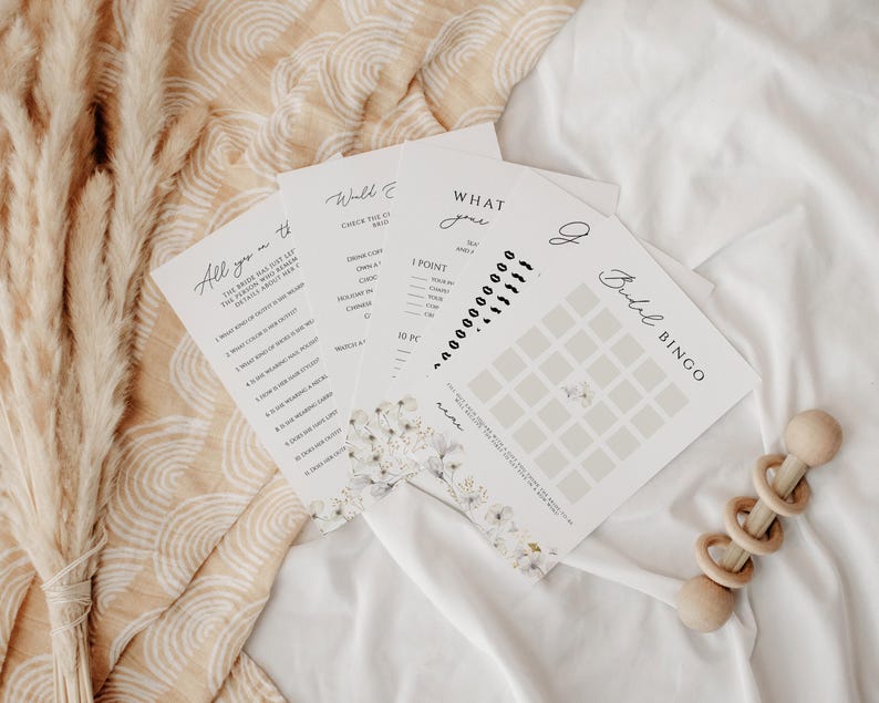 Puede incluir: Un conjunto de juegos de baby shower imprimibles con dise&ntilde;os florales. Los juegos incluyen "What's in your purse", "All you need to know", "What would you rather", "What's your guess" y "Baby Bingo".