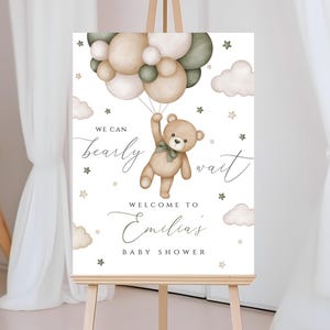 Cartello di benvenuto con orsetto di peluche, We Can Bearly Wait Baby Shower benvenuto, mongolfiere verdi, cartello di benvenuto con palloncino a forma di orso per baby shower, BWBS02