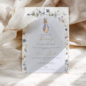 Peter Rabbit Baby Shower arco blu invito, classico invito per baby shower Peter Rabbit, un coniglietto è in arrivo, qualcuno coniglietto, CPRB02