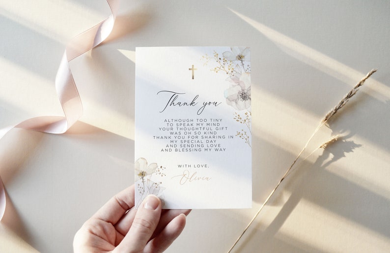 Puede incluir: Una tarjeta de agradecimiento blanca con detalles florales y una cruz dorada. La tarjeta presenta una escritura elegante y el texto "Gracias" junto con un mensaje personalizado. La tarjeta est&aacute; dise&ntilde;ada para una ocasi&oacute;n especial.
