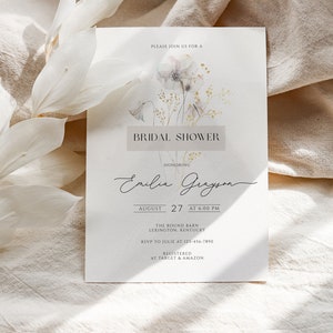 Puede incluir: Una invitaci&oacute;n de ducha nupcial blanca con un dise&ntilde;o floral de acuarela. La invitaci&oacute;n incluye el texto "Por favor, &uacute;nase a nosotros para una ducha nupcial en honor a Emilia Grayson el 27 de agosto a las 6:00 PM The Round Barn Lexington, Kentucky RSVP a Julie al 123-456-7890 Registrado en Target & Amazon"