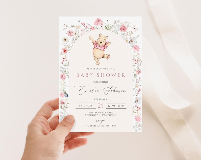 Pode incluir: Um convite para um ch&aacute; de beb&eacute; com uma ilustra&ccedil;&atilde;o em aquarela do Ursinho Pooh. O convite &eacute; decorado com elementos florais e inclui o texto "Please join us for a Baby Shower" e os detalhes do evento.