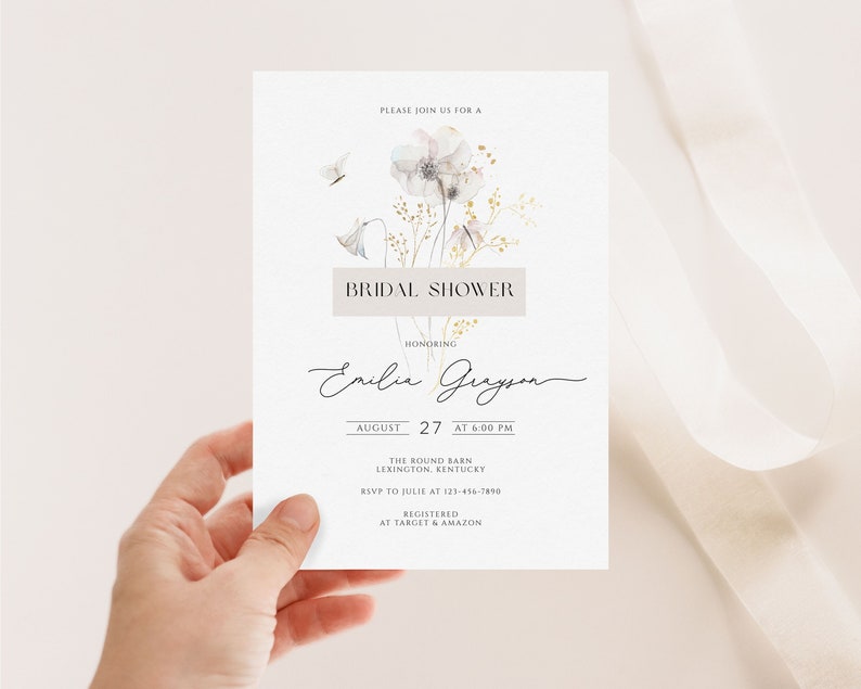 Puede incluir: Una tarjeta blanca con un dise&ntilde;o floral y el texto "Por favor, &uacute;nase a nosotros para una  Shower nupcial en honor a Emilia Greyson el 27 de agosto a las 6:00 PM The Round Barn Lexington, Kentucky RSVP a Julie al 123-456-7890 Registrado en Target & Amazon"