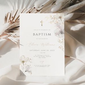 Puede incluir: Una tarjeta de invitaci&oacute;n de bautizo con detalles florales y detalles dorados. La tarjeta incluye el texto "JOIN US TO CELEBRATE THE BAPTISM OF OUR DAUGHTER" y el nombre "Olivia Williams". Tambi&eacute;n se incluye la fecha y la hora.