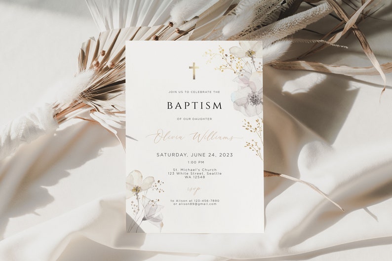 Puede incluir: Una tarjeta de invitaci&oacute;n de bautizo con detalles florales y detalles dorados. La tarjeta incluye el texto "JOIN US TO CELEBRATE THE BAPTISM OF OUR DAUGHTER" y el nombre "Olivia Williams". Tambi&eacute;n se incluye la fecha y la hora.