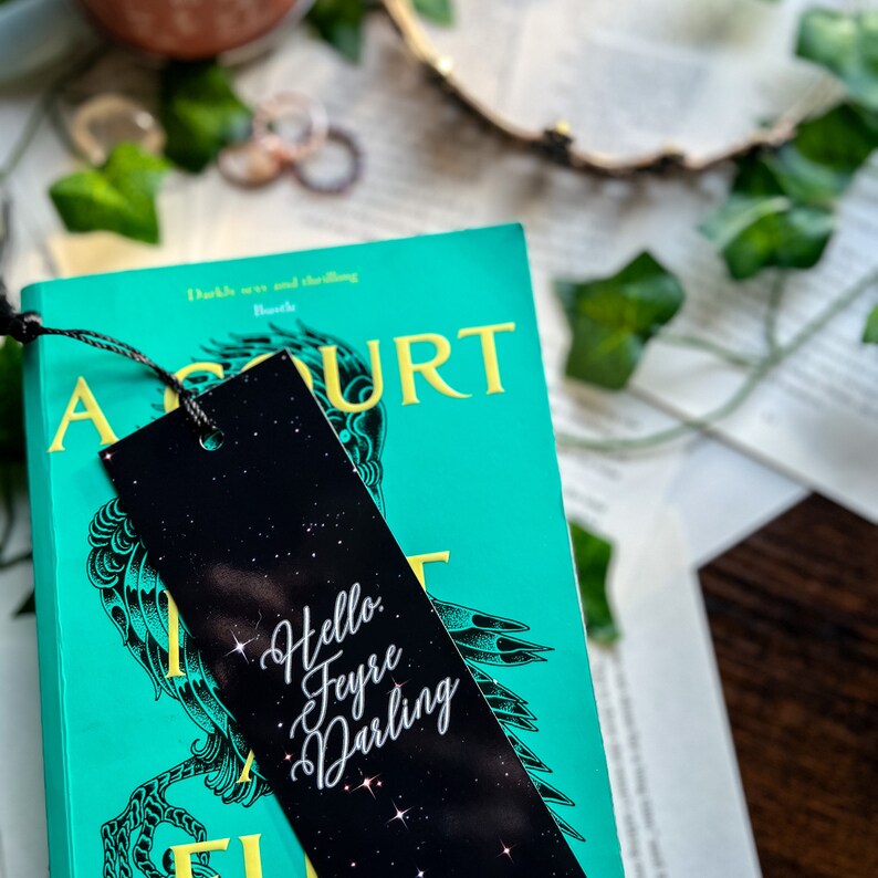 ACOTAR Fan-Buchhülle Mit Dornen & Rosen – Motiv „Hello Feyre Darling“ | Wasserdicht, Mit Reißverschluss & Tasche