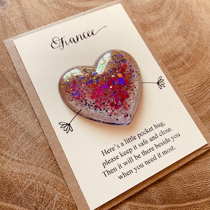 Abbraccio tascabile della fidanzata e buono regalo. Biglietto di San Valentino per la fidanzata.