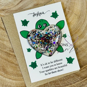 Abraço de bolso de Tartaruga Pequena com Glitter Arco-Íris. Abraço de bolso de tartaruga personalizável. Tudo bem ser diferente, abraço de orgulho de afirmação.