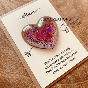 Regalo y tarjeta de abrazo de bolsillo para una mamá especial. Regalo en forma de buzón para mamá