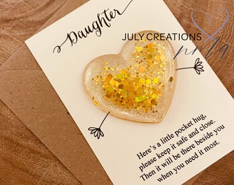 Regalo regalo "Abbraccio da tasca per la figlia": un piccolo ciondolo glitterato fatto a mano.