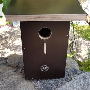 Casita para pájaros/caja nido "Wanderhütte" Selva Negra, construcción muy robusta y duradera hecha de valiosos paneles serigrafiados.