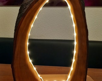 Einzigartige Handmade Design Tischlampe aus Naturbuchenholz mit rechteckigem Echtholz Sockel und LED Lichtstreifen