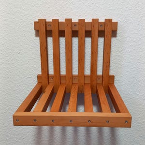 Wandklappstuhl aus Rotbuche für Wandmontage pracktisch und platzsparend aus 100% Regionalem massivem Buchenholz geölt sehr robust u. stabil.