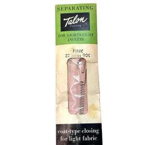 Puede incluir: Cremallera Talon rosa vintage para chaquetas ligeras, 55.88 cm de largo. El embalaje es verde y crema, con la marca "Talon" y el texto "Separating" y "coat-type closing for light fabric".