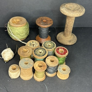 Lot Vintage Holzindustrielle Textilspulen nähen und verschiedene Spulen