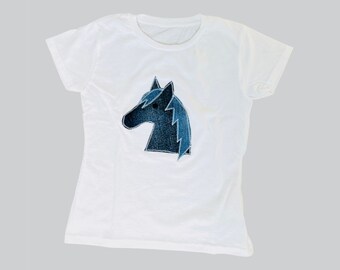 Pferde-Tshirt für 5-6-jährige Mädchen in Größe 110/116, weißes Tshirt mit blauer Pferdekopf-Jeansapplikation, Geschenk für Pferdefreundinnen