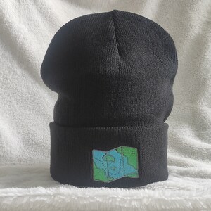 Gestickte Schatzkarte Mütze, Traveler Map bestickte Mütze, schwarze Unisex Einheitsgröße Mütze, personalisiertes Geschenk, warme Wintermütze
