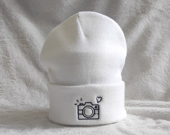 Bonnet appareil photo brodé, bonnet amateur de photographie, bonnet unisexe blanc taille unique, cadeau personnalisé, chapeau chaud