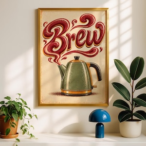 Può includere: Una stampa artistica incorniciata raffigurante un bollitore elettrico verde salvia con manico e base neri. Sopra il bollitore, la parola Brew è scritta in grandi lettere corsive rosso scuro vorticose su uno sfondo color crema.