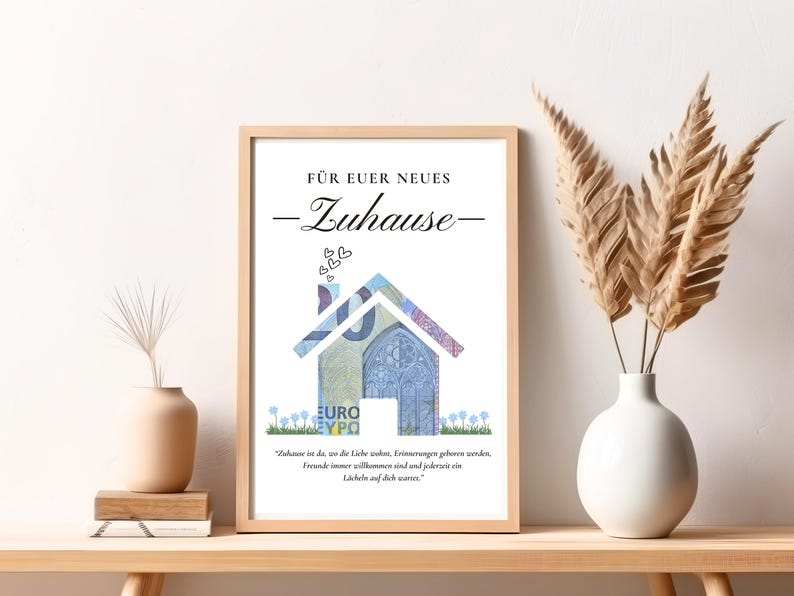 K&ouml;nnte beinhalten: Ein wei&szlig;es, bedruckbares Schild mit einer Hausform aus einem Euro-Schein. Das Schild sagt "F&uuml;r euer neues Zuhause" und enth&auml;lt ein Zitat &uuml;ber Zuhause auf Deutsch.