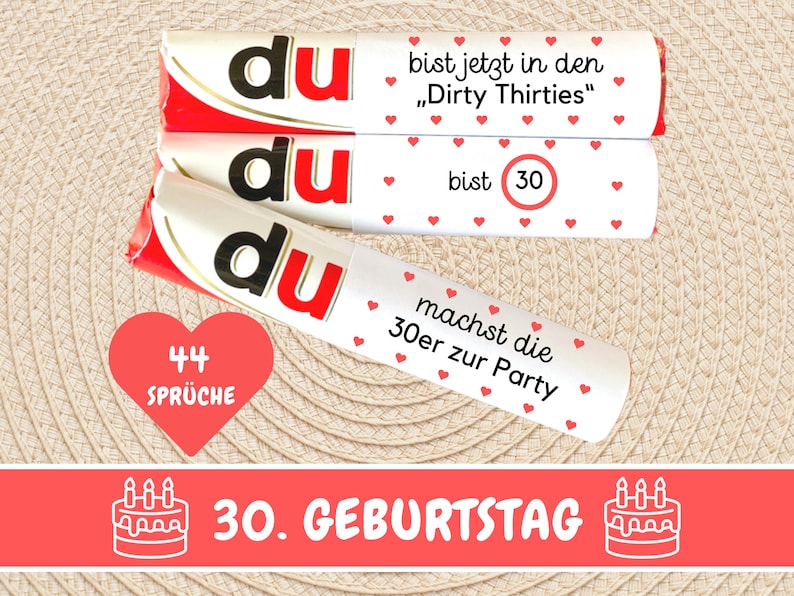 K&ouml;nnte beinhalten: Drei wei&szlig;e Schokoladentafeln mit roten Herzen und dem Text "du" auf jeder Tafel. Der Text auf den Tafeln lautet "bist jetzt in den "Dirty Thirties"", "bist 30" und "machst die 30er zur Party". Ein rotes Herz mit dem Text "44 SPR&Uuml;CHE" befindet sich in der linken unteren Ecke. Der Text "30. GEBURTSTAG" befindet sich in der unteren Mitte des Bildes.