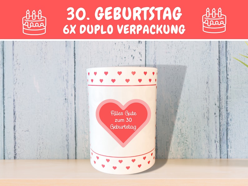 K&ouml;nnte beinhalten: Wei&szlig;e zylindrische Kerze mit roten Herzen und dem Text "Alles Gute zum 30 Geburtstag" in einem roten Herzen.
