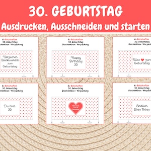 K&ouml;nnte beinhalten: Sechs druckbare Geschenkbox-Designs f&uuml;r einen 30. Geburtstag. Jedes Design verf&uuml;gt &uuml;ber ein rotes Herzmuster und eine andere Geburtstagsnachricht. Die Nachrichten beinhalten "Happy Birthday 30", "Alles zum Geburtstag", "Herzlichen Gl&uuml;ckwunsch zum Geburtstag", "Du bist 30", "Endlich Dirty Thirty" und "Happy Birthday 30".