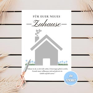 K&ouml;nnte beinhalten: Eine druckbare Karte mit einer grauen Haus-Illustration und dem Text "F&Uuml;R EUER NEUES - Zuhause -" in Schwarz. Die Karte enth&auml;lt auch den Text "Zuhause ist da, wo die Liebe wohnt, Erinnerungen geboren werden, Freunde immer willkommen sind und jederzeit ein L&auml;cheln auf dich wartet." in Grau. Die Karte ist mit "A4 FORMAT" in der unteren rechten Ecke gekennzeichnet.
