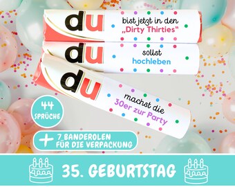 Può includere: Tre barrette di cioccolato avvolte in bianco e rosa con pois colorati e testo che dice "du" e "Dirty Thirties", "sollst hochleben" e "machst die 30er zur Party". Le barrette di cioccolato sono circondate da coriandoli e palloncini. Il testo "44 Sprüche + 7 Banderolen für die Verpackung" è nella parte inferiore dell'immagine. Il testo "35. Geburtstag" è nella parte inferiore dell'immagine.