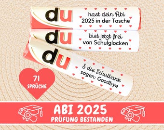 May include: Three red and white candy bars with the word "du" on them. The candy bars have text that says "hast dein Abi 2025 in der Tasche", "bist jetzt frei von Schulglocken", and "& die Schulbank sagen: Goodbye". A red heart with the text "71 Sprüche" is below the candy bars. A red banner with the text "ABI 2025 PRÜFUNG BESTANDEN" is at the bottom of the image.