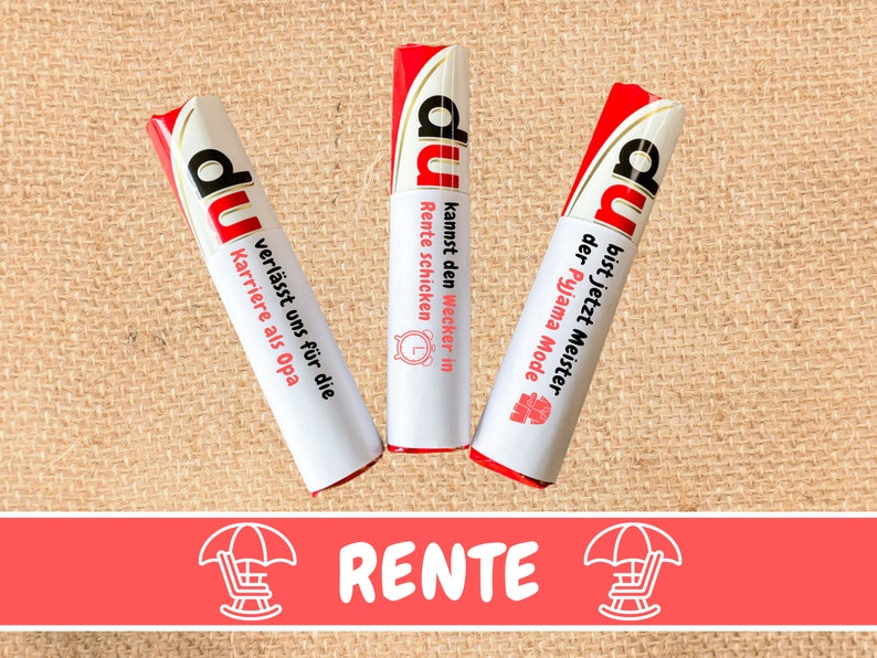May include: Three red and white tubes with the word "du" printed on them. The tubes have different messages printed on them, including "bist jetzt Meister der Pyjama Mode", "kannst den Wecker in Rente schicken", and "verl&auml;sst uns f&uuml;r die Karriere als Opa". The tubes are sitting on a brown burlap surface. The text "RENTE" is printed in white on a red background below the tubes.